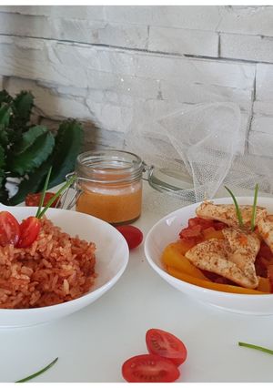 Une photo de Poulet basquaise, riz cuisiné & crème de chorizo