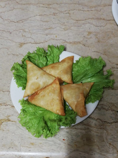 A picture of Aalu samosa.