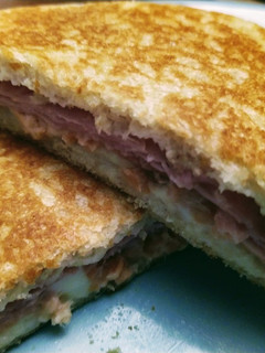 Una foto de Sándwich caliente de jamón york, queso y salmón ahumado