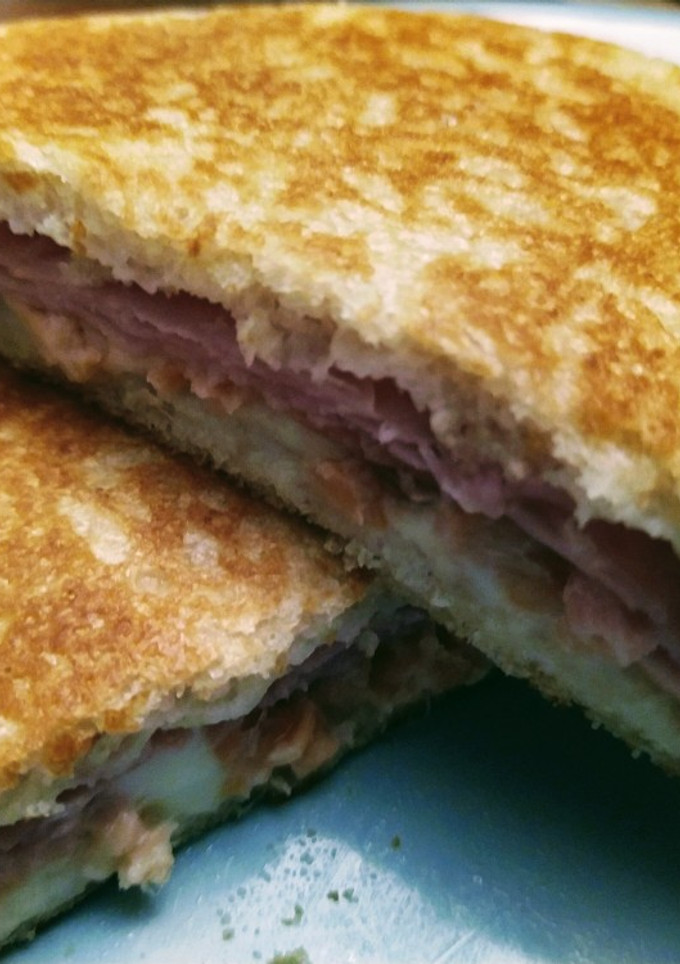 Una foto de Sándwich caliente de jamón york, queso y salmón ahumado