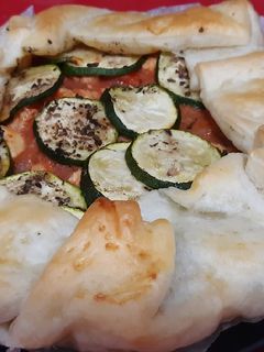 Una foto de Galette de hojaldre de aprovechamiento con calabacín