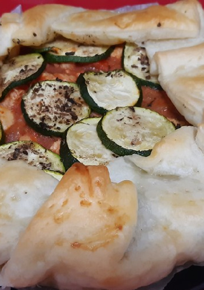 Una foto de Galette de hojaldre de aprovechamiento con calabacín