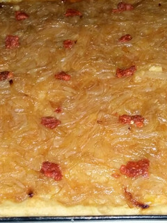 Una foto de Coca con cebolla caramelizada y sobrasada