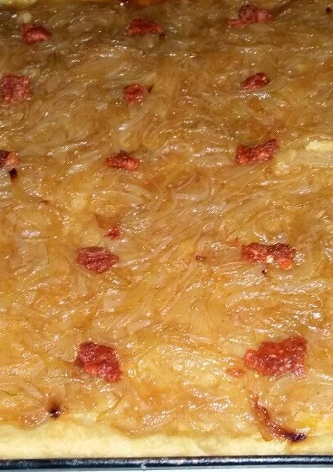 Una foto de Coca con cebolla caramelizada y sobrasada