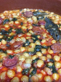 Una foto de Garbanzos guisados con chorizo y espinacas