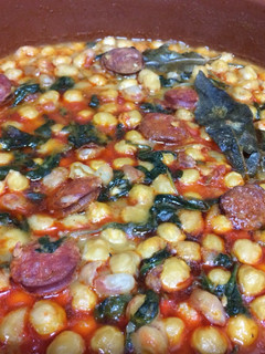 Una foto de Garbanzos guisados con chorizo y espinacas