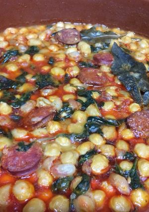 Foto principal de Garbanzos guisados con chorizo y espinacas
