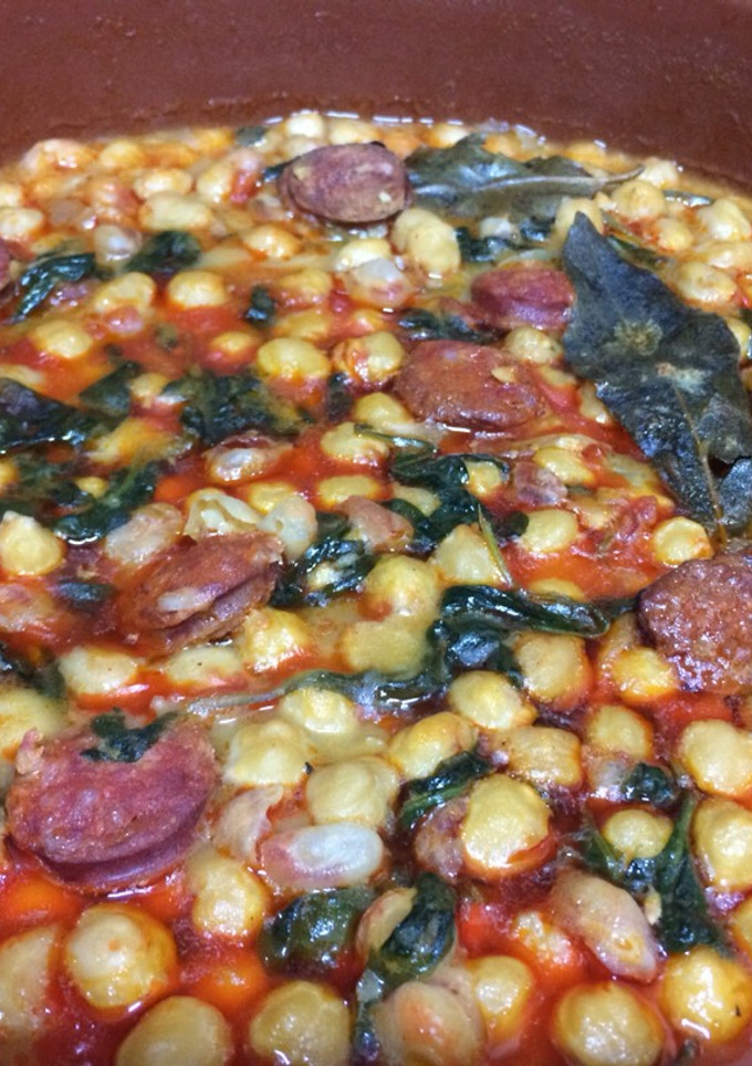 Una foto de Garbanzos guisados con chorizo y espinacas
