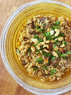 صورة لوصفة أرز بخاري باللحم والحمص 🥩