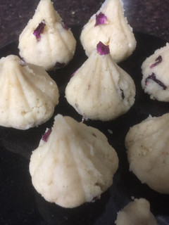 पनीर नारियल मोदक(PANEER NARIYAL MODAK RECIPE IN HINDI) रेसिपी मुख्य फोटो