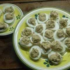 A picture of Huevos rellenos.