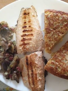 Una foto de Salmón a la plancha con guarnición de setas y tortilla