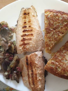 Una foto de Salmón a la plancha con guarnición de setas y tortilla
