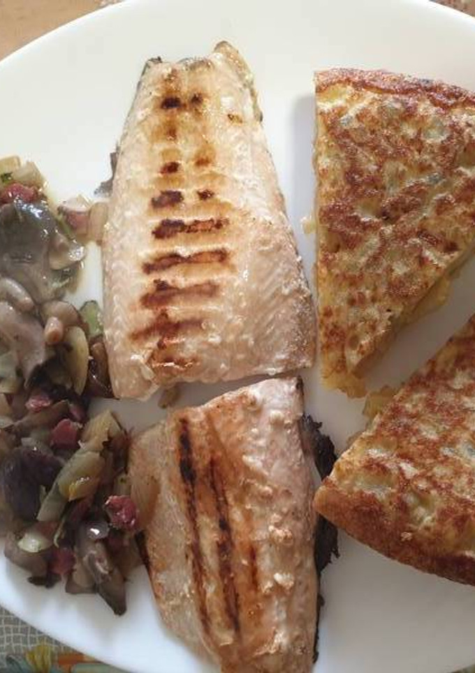 Una foto de Salmón a la plancha con guarnición de setas y tortilla