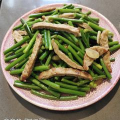 A picture of Garlic Stalks.