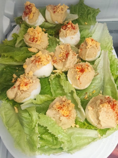 Una foto de Huevos rellenos de Hummus