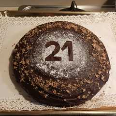 Foto di Torta amaretti e cioccolato accompagnata con una crema fresca agli amaretti