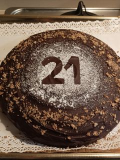 Foto di Torta amaretti e cioccolato accompagnata con una crema fresca agli amaretti