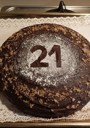 Foto di Torta amaretti e cioccolato accompagnata con una crema fresca agli amaretti