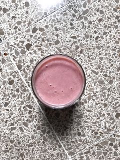 Una foto de Batido de fresa y plátano