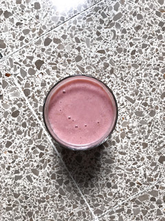 Una foto de Batido de fresa y plátano