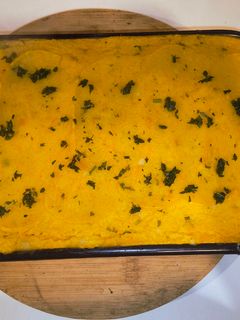 Una foto de 🧡🤤Pastel de carne, puré mixto de papa y calabaza, corazón de queso cremoso, cheddar y toque de 🌿