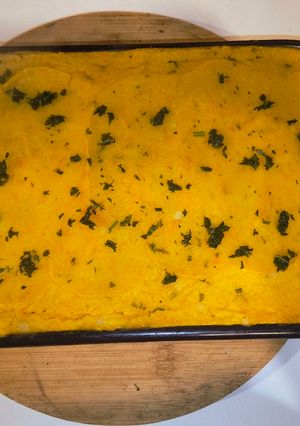 Una foto de 🧡🤤Pastel de carne, puré mixto de papa y calabaza, corazón de queso cremoso, cheddar y toque de 🌿