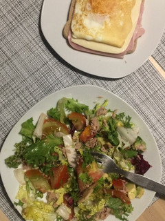 Una foto de Ensalada avocado y tosta mixta
