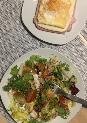 Una foto de Ensalada avocado y tosta mixta