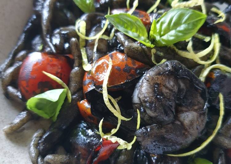 Step-by-Step Guide to Make Favorite Trofie al nero con pomodorini, gamberi, limone e basilico 🍃