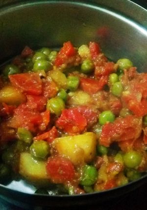 गाजर मटर आलू की सब्जी (Gajar matar aloo ki sabzi recipe in hindi) रेसिपी मुख्य फोटो