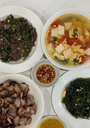 Hình của món Cơm nhà với vai heo nướng sốt đào, thăn trâu xào cải bó xôi, rau muống xào tỏi, canh cà chua trứng.