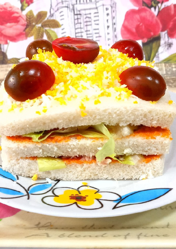 Una foto de Pastel de pan de molde con salsa romesco