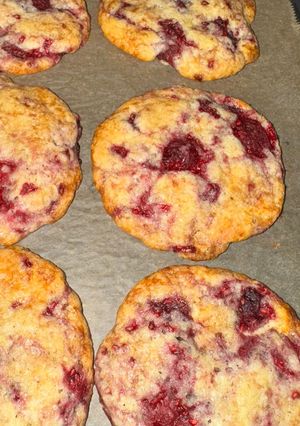 A picture of White chocolate raspberry cookies🍪.