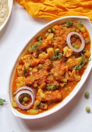 A picture of Mixed vegetable curry.