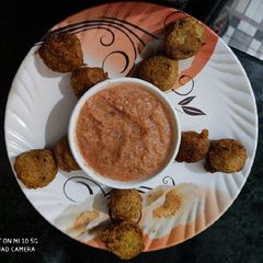 A picture of Urad Dal Vada with Tomatoes Chutney.