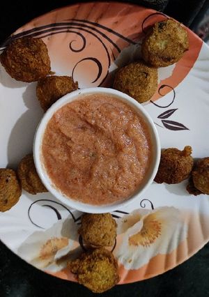 A picture of Urad Dal Vada with Tomatoes Chutney.
