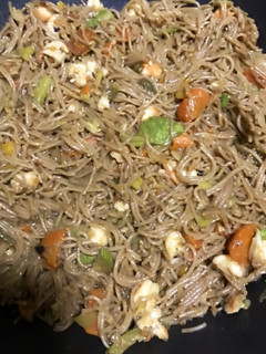 Una foto de Fideos chinos integrales con langostinos