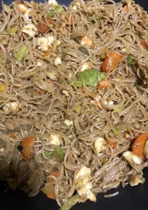 Una foto de Fideos chinos integrales con langostinos