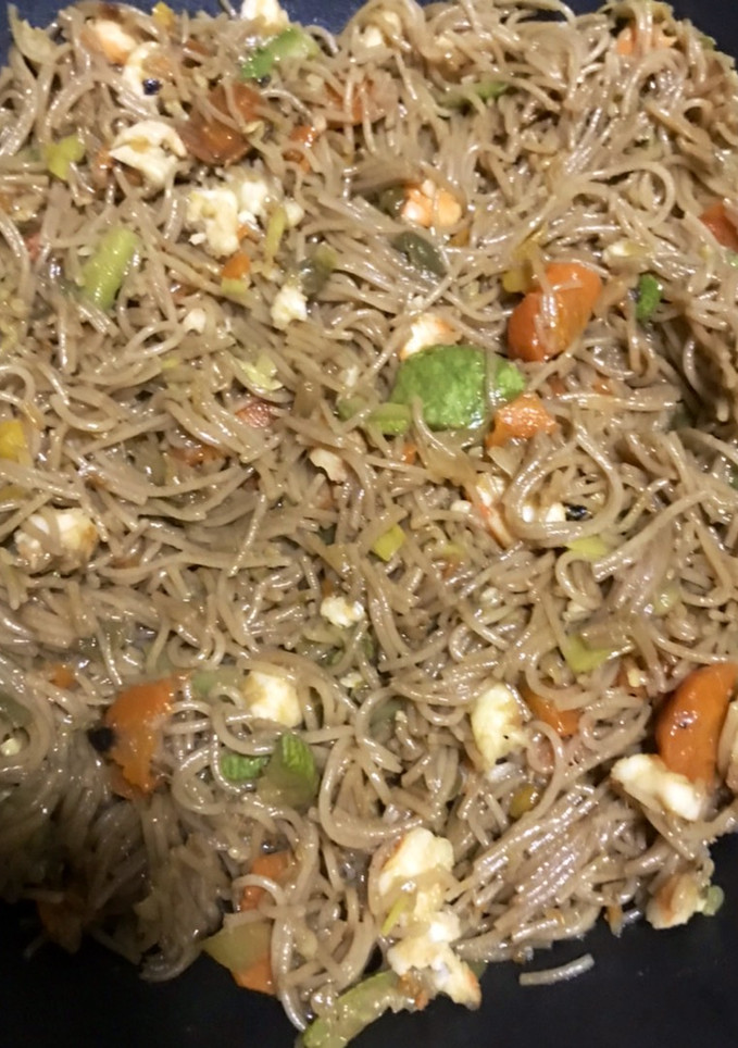 Una foto de Fideos chinos integrales con langostinos