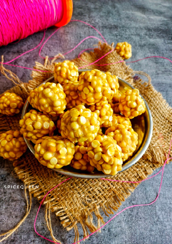 A picture of Roasted Chana Dal Ladoo / Daliya na Ladoo.