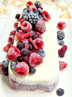 Una foto de Tarta fría de mascarpone con salsa de frutos rojos