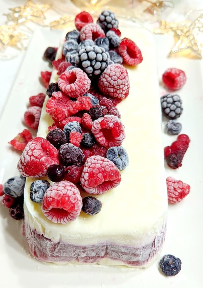 Una foto de Tarta fría de mascarpone con salsa de frutos rojos
