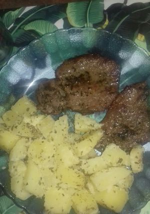 Una foto de Lomo con papas al orégano ❤