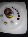 Buñuelo relleno de crema té matcha y mermelada de frutos rojos