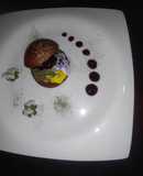 Buñuelo relleno de crema té matcha y mermelada de frutos rojos