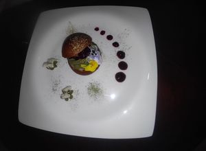 Una foto de Buñuelo relleno de crema té matcha y mermelada de frutos rojos