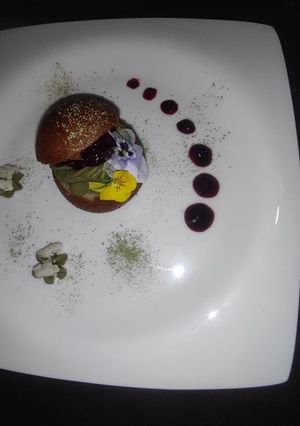 Una foto de Buñuelo relleno de crema té matcha y mermelada de frutos rojos