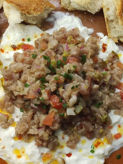Una foto de Tartar de atún sobre burrata