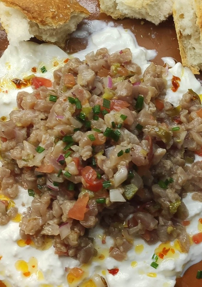 Una foto de Tartar de atún sobre burrata